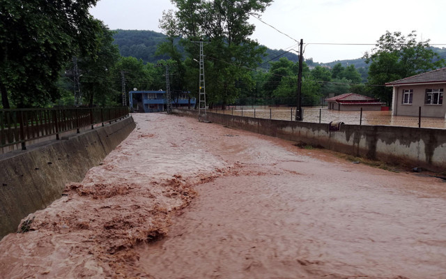 Zonguldak’ta dere taştı; evlerde mahsur kalanlar kurtarıldı, çalışmalar devam ediyor - Resim: 0
