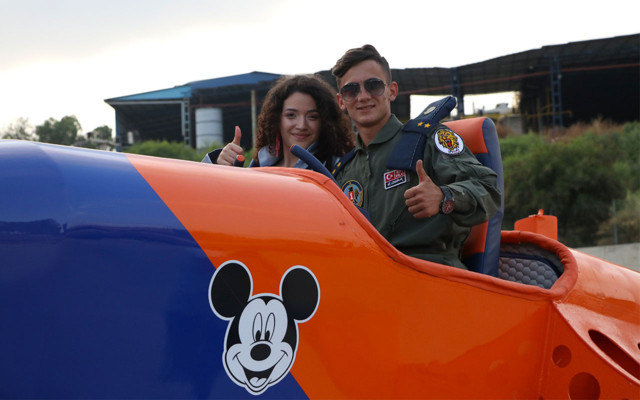 Liseli öğrenciler mezuniyet törenine kendi yaptıkları uçakla gittiler - Resim: 0