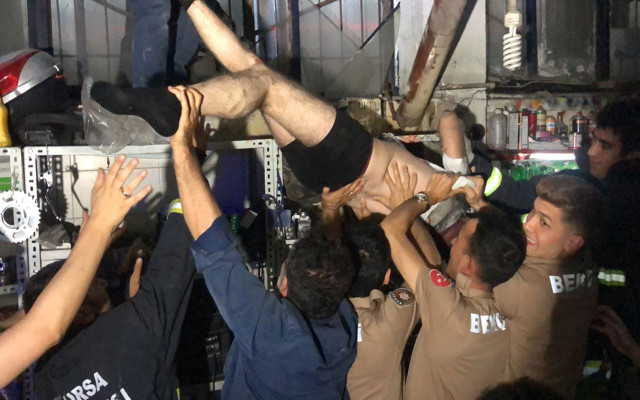 Eski çalıştığı tamirhaneyi soymaya kalktı! Penceresinde asılı kalınca yakalandı - Resim: 1