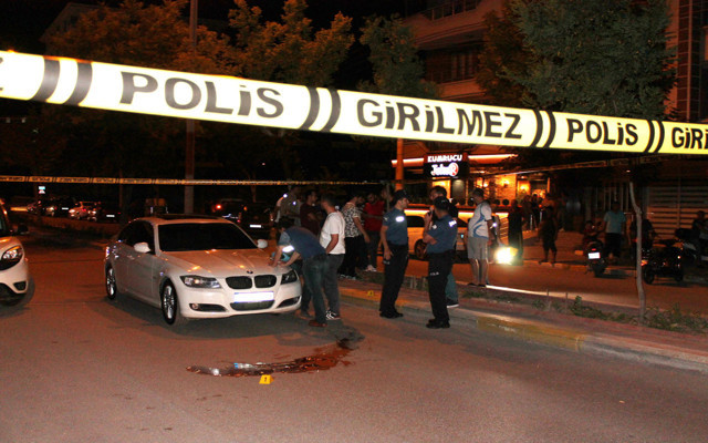 Aksaray'da parkta gençlerin bileklik kavgası kanlı bitti: 1 ölü 1 yaralı - Resim: 0