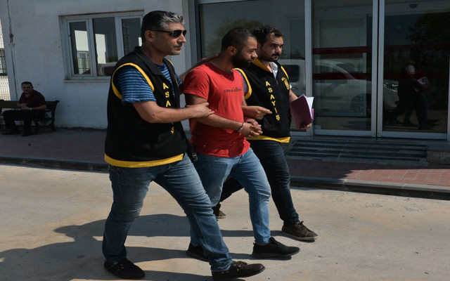 Kaldırımda oturan kadının cep telefonunu çaldı - Resim: 0