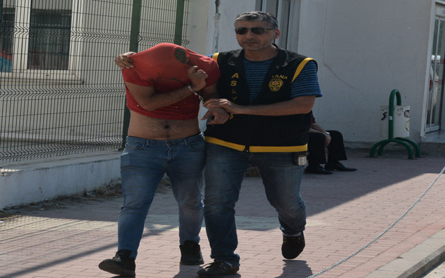 Kaldırımda oturan kadının cep telefonunu çaldı - Resim: 1