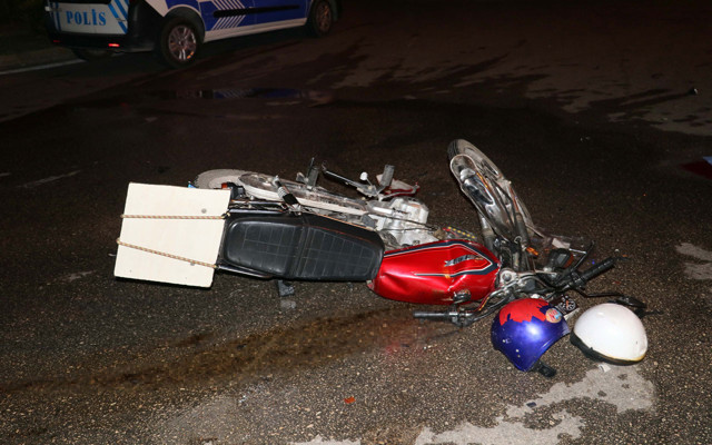 Adana'da otomobilin çarptığı motosiklet sürücüsü kurtarılamadı! - Resim: 2