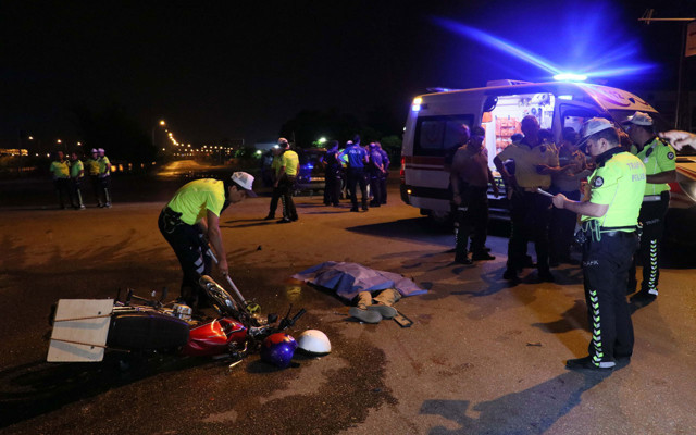 Adana'da otomobilin çarptığı motosiklet sürücüsü kurtarılamadı! - Resim: 0