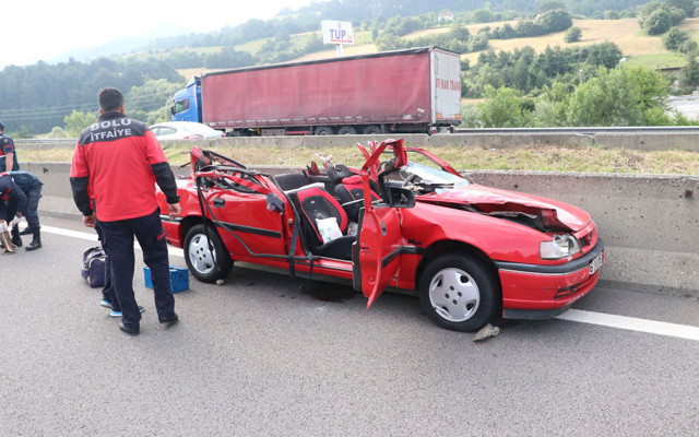 Anadolu Otoyolu'nda dehşet kaza aracın üstü koptu!  1 ölü 2 yaralı - Resim: 0