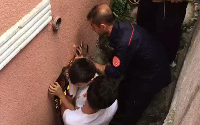 İstanbul Kağıthane'de bir çocuğun koluna demir saplandı - Resim: 0