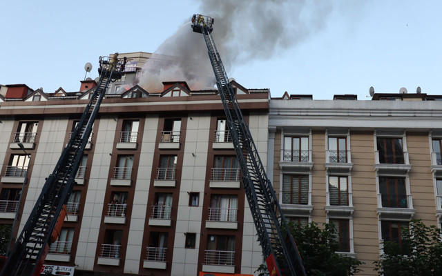 Şişli'de binanın çatı katındaki yangın paniğe neden oldu! - Resim: 0