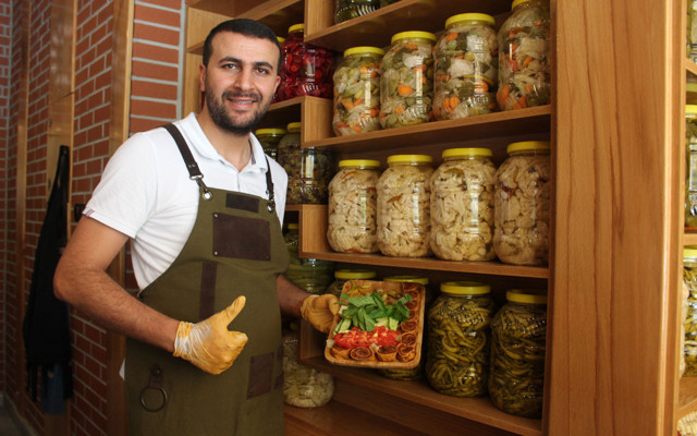 Gaziantep'te atanamayan beden eğitimi öğretmeni çiğ köfteci oldu - Resim: 0