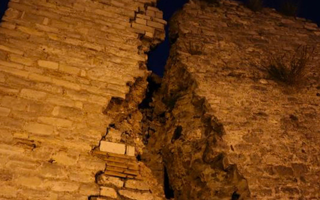 İstanbul'daki şiddetli depremden tarihi surlar da nasibini aldı - Resim: 1