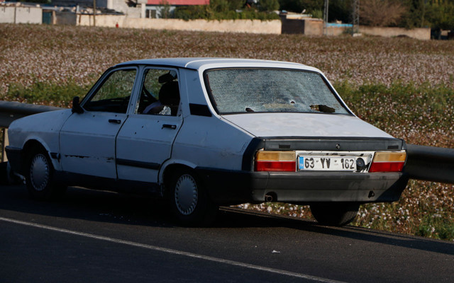 Şanlıurfa'da bir otomobile düzenlenen silahlı saldırıda 3 kişi hayatını kaybetti. - Resim: 1