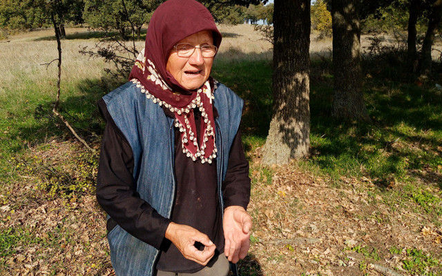 70 yaşındaki kadın yıkım kararını duyunca yere kapanıp gözyaşlarına boğuldu - Resim: 0