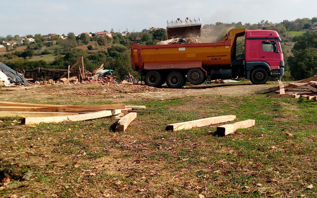 70 yaşındaki kadın yıkım kararını duyunca yere kapanıp gözyaşlarına boğuldu - Resim: 1