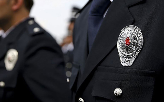 Havalimanındaki polisler eğer sigarayı bırakırlarsa çeyrek altın alacaklar - Resim: 0