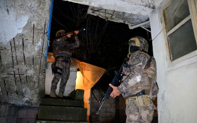 Adana'da uyuşturu tacirlerine şafak vakti operasyonu 40 gözaltı! - Resim: 0