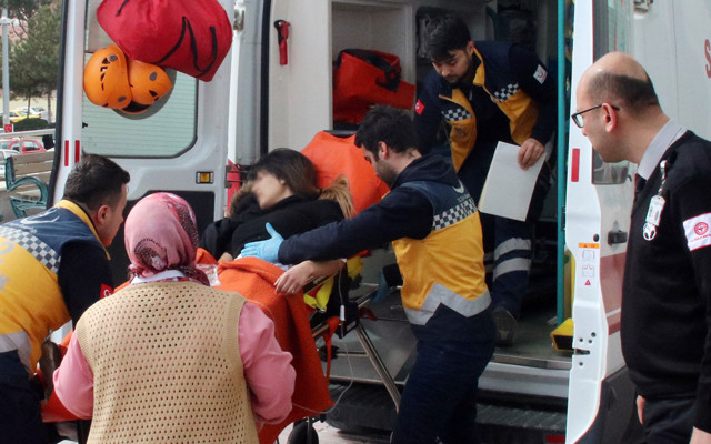 Burdur'da lise öğrencisi kız elindeki bıçakla intihara kalkıştı - Resim: 0