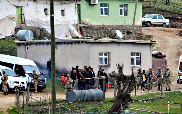 Diyarbakır'da aileler arasında arazi kavgası çıktı 8 yaralı - Resim: 0