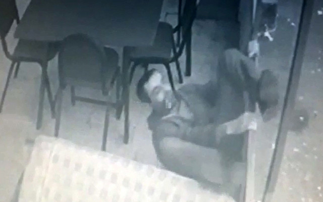 Antalya'da hırsızlık yapan şahıs yakalandı kaçarken düştüğü anlar kameraya yansıdı - Resim: 0