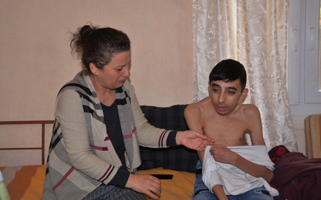 Mersin'de skolyoz hastası Oktay yetkililerden yardım bekliyor - Resim: 0