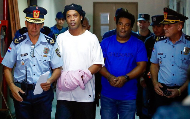 Messi Ronaldinho'yu kurtarmak için kesenin ağzını açtı - Resim: 0