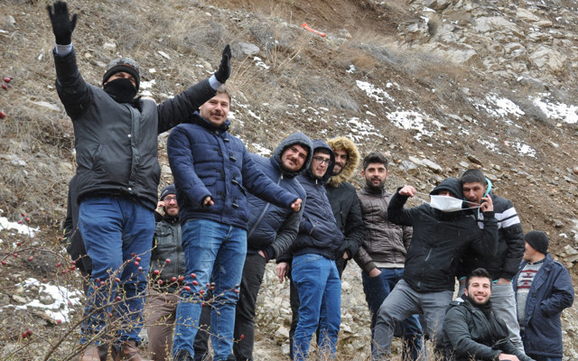 Gümüşhanespor taraftarı virüs falan dinlemedi dağa çıkıp maçı izledi - Resim: 1