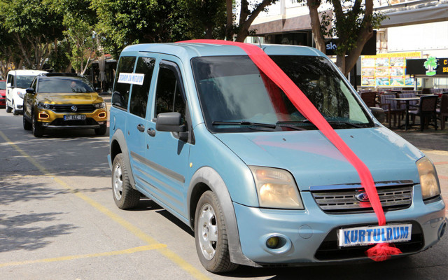 Antalya'da eşinden boşandı konvoyla kutladı aracına 'Kurtuldum' yazdı - Resim: 1