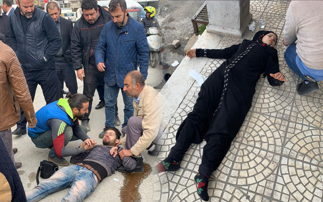 Hatay'da kontrolden çıkan otomobil Suriyeli aileye çarptı - Resim: 0