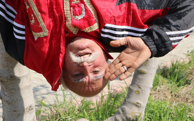 Adana'da yaşlı adam kendisini ayaklarından ağaca asarak spor yapıyor - Resim: 0