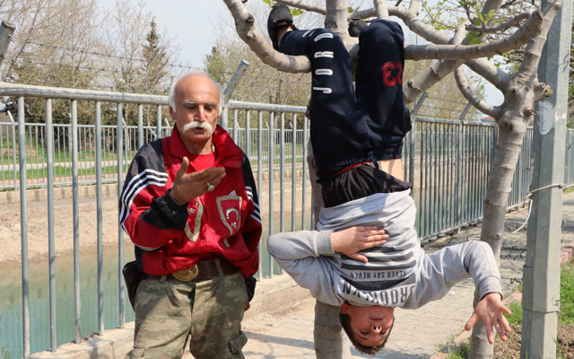 Adana'da yaşlı adam kendisini ayaklarından ağaca asarak spor yapıyor - Resim: 2