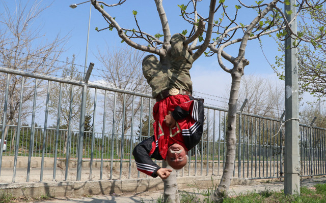 Adana'da yaşlı adam kendisini ayaklarından ağaca asarak spor yapıyor - Resim: 1