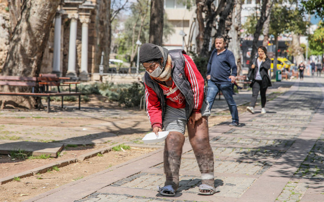 Antalya'da dilenciler de Corona virüs önlemi aldı - Resim: 0