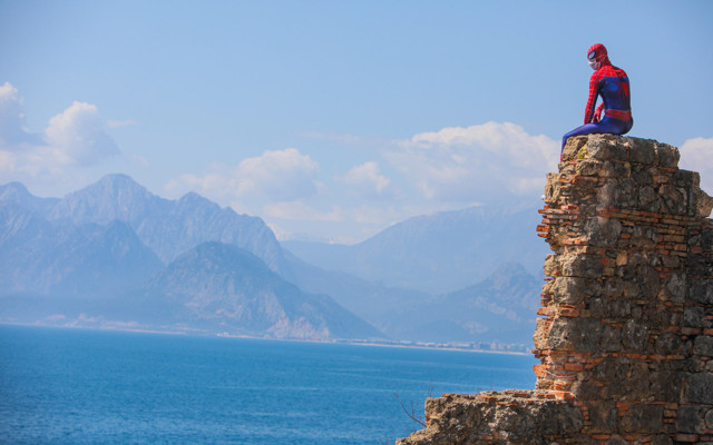 Antalya'da Örümcek Adam sokağa indi maske dağıttı - Resim: 3