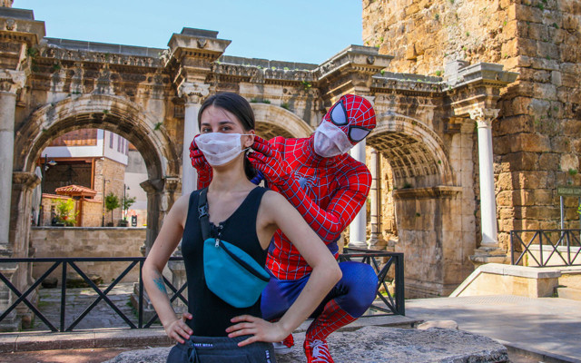 Antalya'da Örümcek Adam sokağa indi maske dağıttı - Resim: 0
