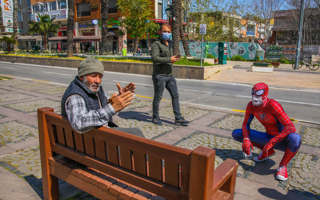 Antalya'da Örümcek Adam sokağa indi maske dağıttı - Resim: 2
