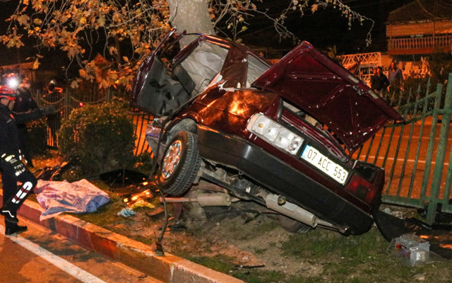 Antalya'da otomobil ağaca çarptı sürücü sıkışarak can verdi - Resim: 0