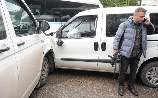 Adana'da yarışırken sert kayaya çarptılar ikisi polis üç yaralı - Resim: 0