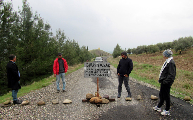 Adıyaman'da köye kimseyi sokmuyorlar koronavirüs korkusu yolu kapattırdı - Resim: 0