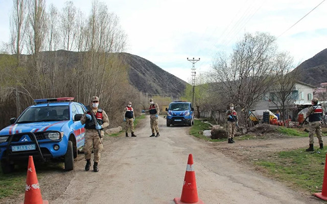 Suşehri'nde 3'ten fazla kişinin yan yana yürümesi artık yasak - Resim: 0
