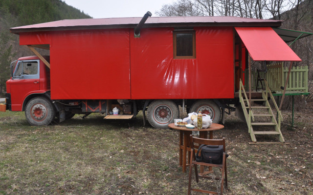 Gümüşhane'de salgından kaçtı karavan yaptığı kamyonette yaşıyor - Resim: 1