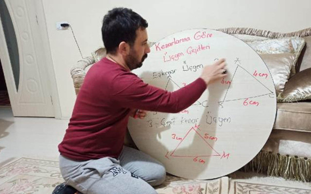 Iğdır'da ilkokul öğretmeni yer sofrasını tahta yaparak ders anlatıyor - Resim: 0