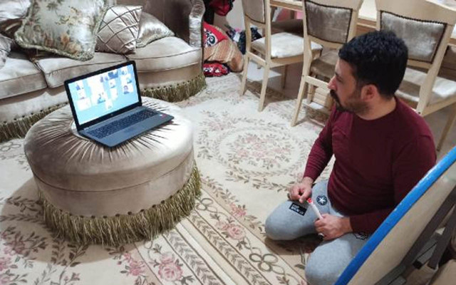 Iğdır'da ilkokul öğretmeni yer sofrasını tahta yaparak ders anlatıyor - Resim: 1