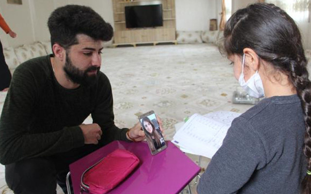 Şırnak'ta öğretmeniyle görüntülü konuşunca gözyaşı döktü - Resim: 0