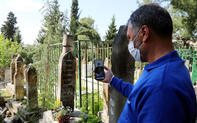 Şanlıurfa'da oğlunun mezarına gidemedi duayı telefondan okudu - Resim: 1