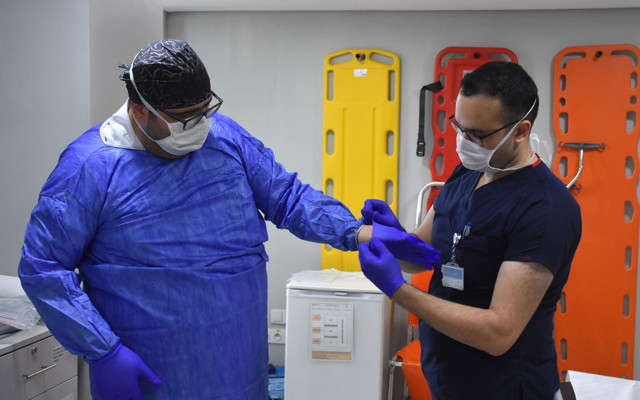 Sivas'ta koronavirüsü yenen doktor alkışlarla geri döndü - Resim: 0