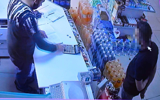 Adana'da 7 bin liralık veresiye borcu ödeyen Robin Hood kameraya yansıdı - Resim: 0