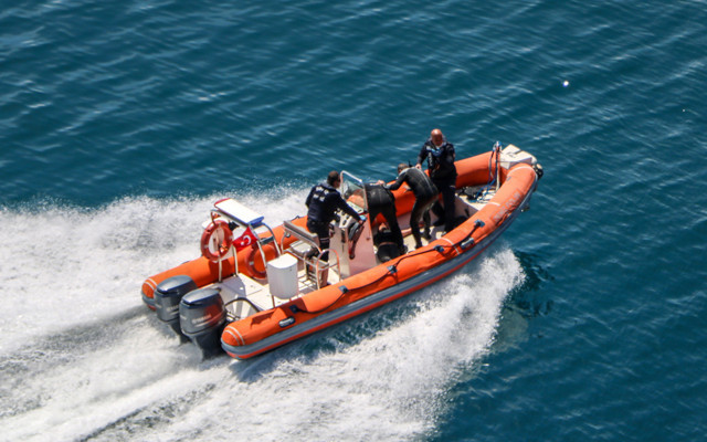 Antalya'da illegal bahiste parasını kaptırdı 30 metreden kendini denize bıraktı - Resim: 0