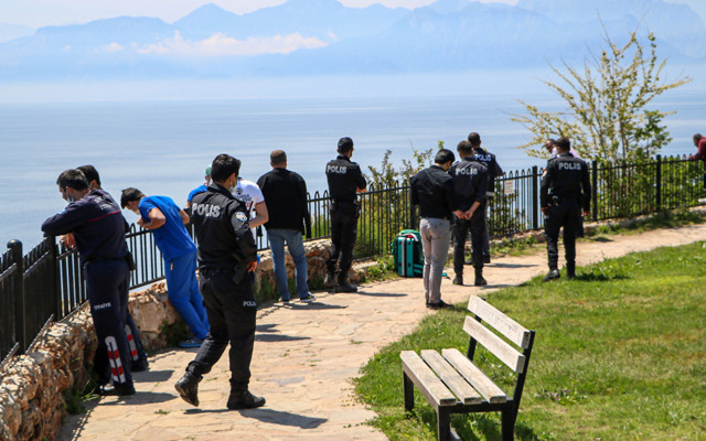 Antalya'da illegal bahiste parasını kaptırdı 30 metreden kendini denize bıraktı - Resim: 1