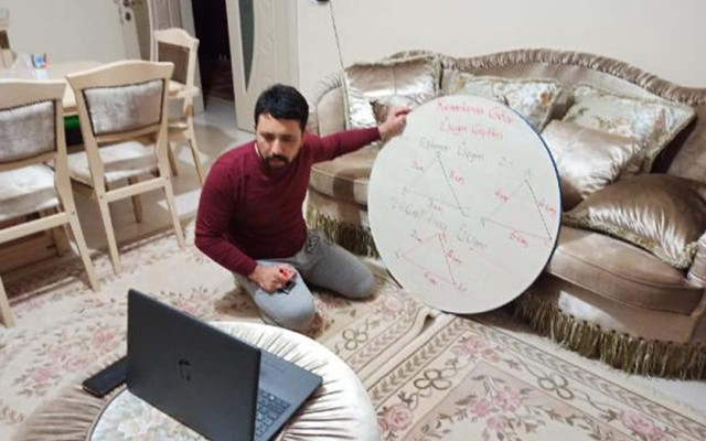 Iğdır'da sofrayı tahta yaparak ders anlatmıştı şimdi de odun kırıp sıva yaptı - Resim: 1