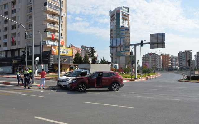 Mersin'de bomboş yolda iki araç birbirini bulup kaza yaptı - Resim: 0