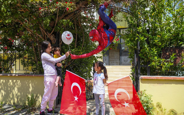 Antalya'da örümcek adam sokaklara çıktı 23 Nisan'ı kutladı - Resim: 2