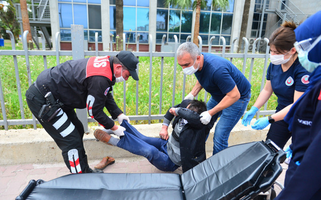 Adana'da bu kadarına pes! Yasak günü alkol alıp kaldırımda sızdı - Resim: 1
